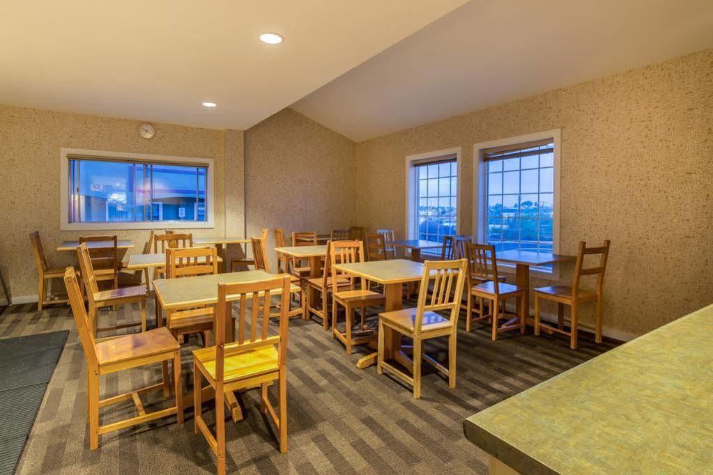 Canadas Best Value Inn Chinook Station YYC Exterior foto