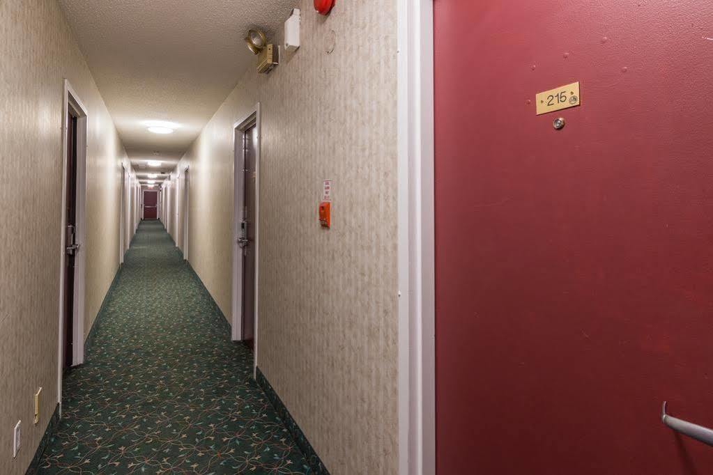 Canadas Best Value Inn Chinook Station YYC Exterior foto